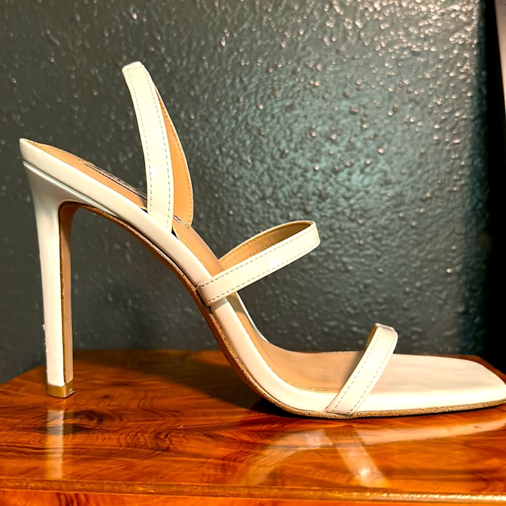 Lightly used strappy heals, in great shape!